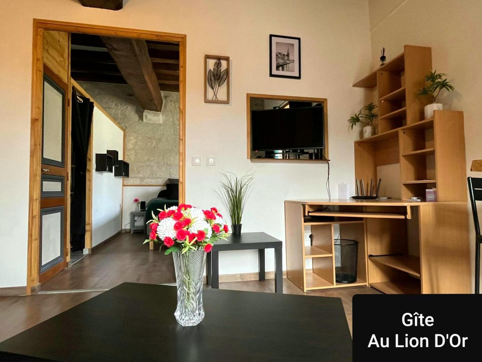 Ferienwohnung Au Lion D'Or Les Roches-l'Eveque Exterior foto